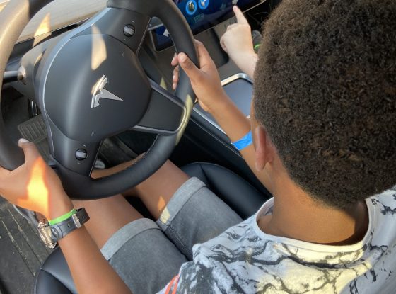 10. gamen en rijden in een Tesla model Y